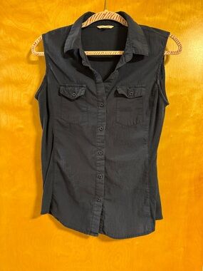 Cavalini Black Sleeveless Button-Down Shirt with Flap Pockets